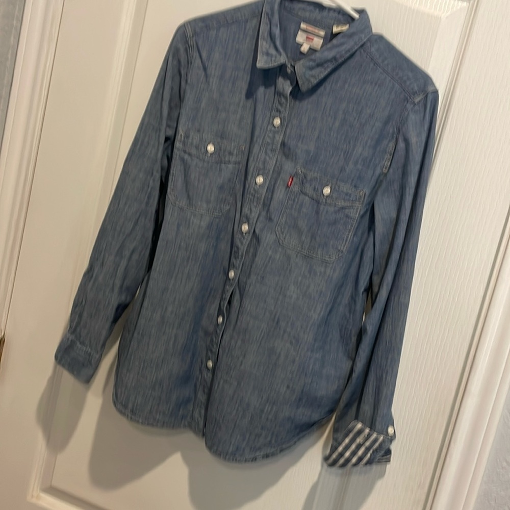 LEVIS BOYFRIEND FIT CHAMBRAY SHIRT